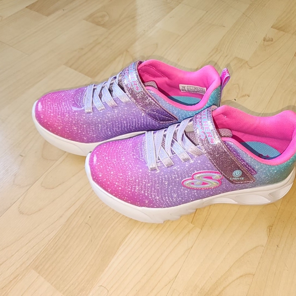 Sketchers size 2, light up option - never worn
